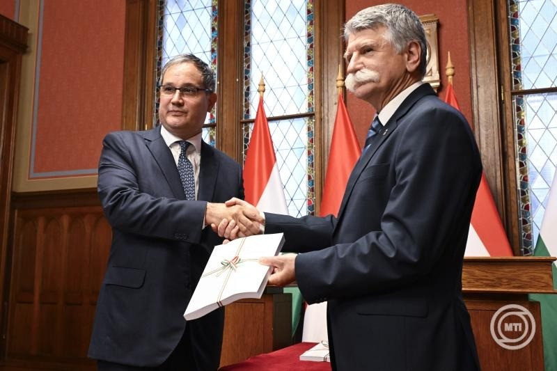 Nagy Márton nemzetgazdasági miniszter (b) átadja a kormány 2026. évi költségvetési törvényjavaslatát Kövér Lászlónak, az Országgyűlés elnökének (j) az Országház Gobelin termében 2025. május 6-án. MTI/Lakatos Péter