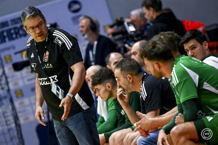 Chema Rodríguez, a magyar válogatott szövetségi kapitánya a férfi kézilabda Európa-bajnoki selejtezőjében játszott Szlovákia - Magyarország mérkőzésen a szlovákiai Galgócon (Hlohovec) 2025. május 7-én. MTI/Illyés Tibor