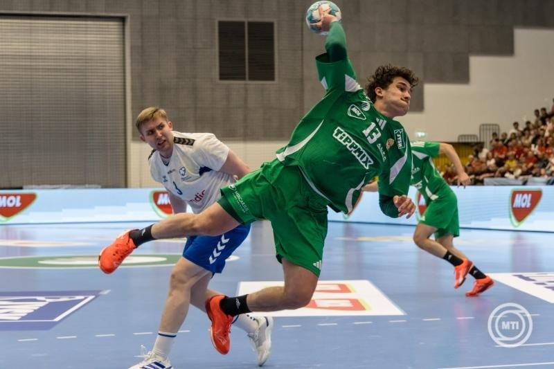 Papp Tamás (j) és a finn Kalle Kankaanpaa, a férfi kézilabda Európa-bajnoki selejtező, 2. csoportjának 6. fordulójában játszott Magyarország-Finnország mérkőzésen a nagykanizsai Kanizsa Arénában 2025. május 11-én. MTI/Katona Tibor