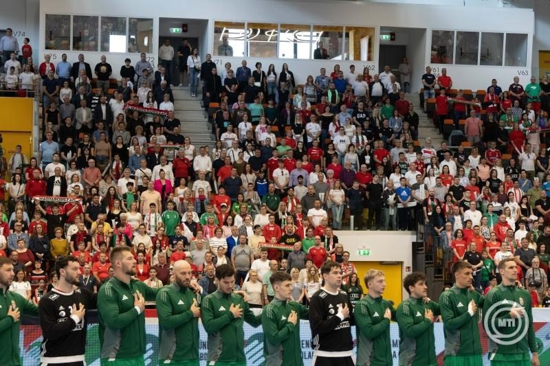 A magyar csapat és szurkolói a férfi kézilabda Európa-bajnoki selejtező, 2. csoportjának 6. fordulójában játszott Magyarország-Finnország mérkőzésen a nagykanizsai Kanizsa Arénában 2025. május 11-én. MTI/Katona Tibor