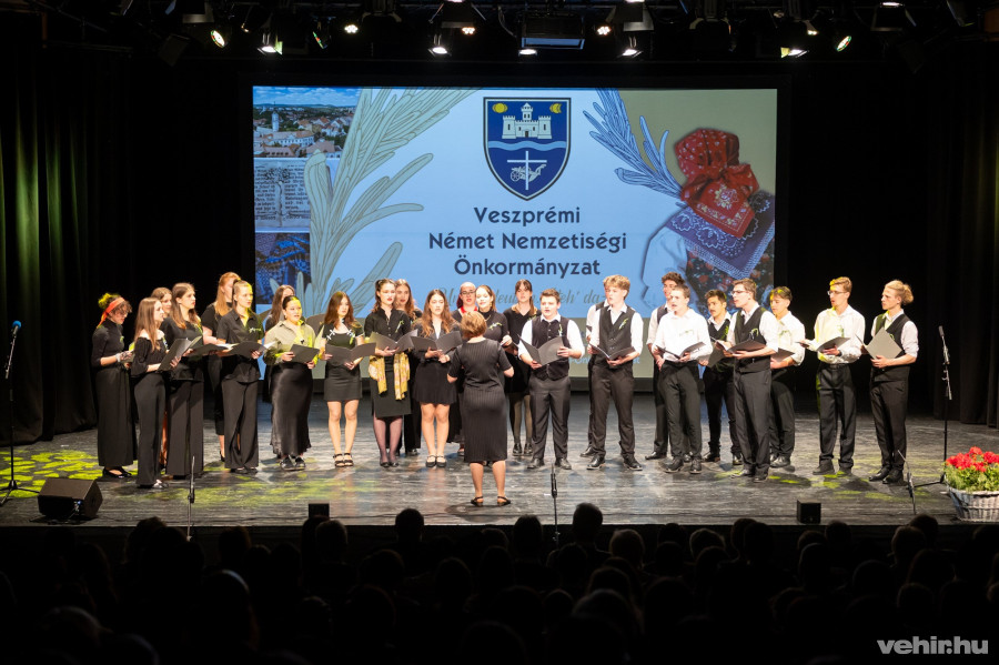 A Lovassy László Gimnázium német nemzetiségi tagozatának kórusa