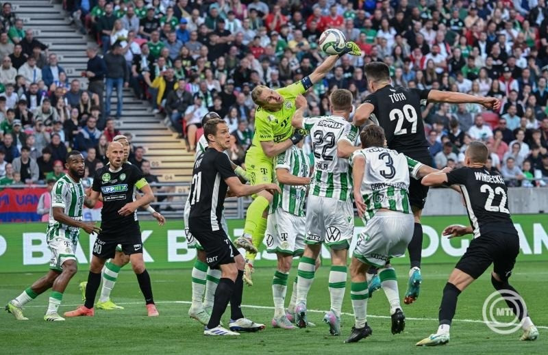 Dibusz Dénes (k), a Ferencváros kapusa a labdarúgó MOL Magyar Kupa döntőjében játszott FTC - Paksi FC mérkőzésen a Puskás Arénában 2025. május 14-én. MTI/Illyés Tibor