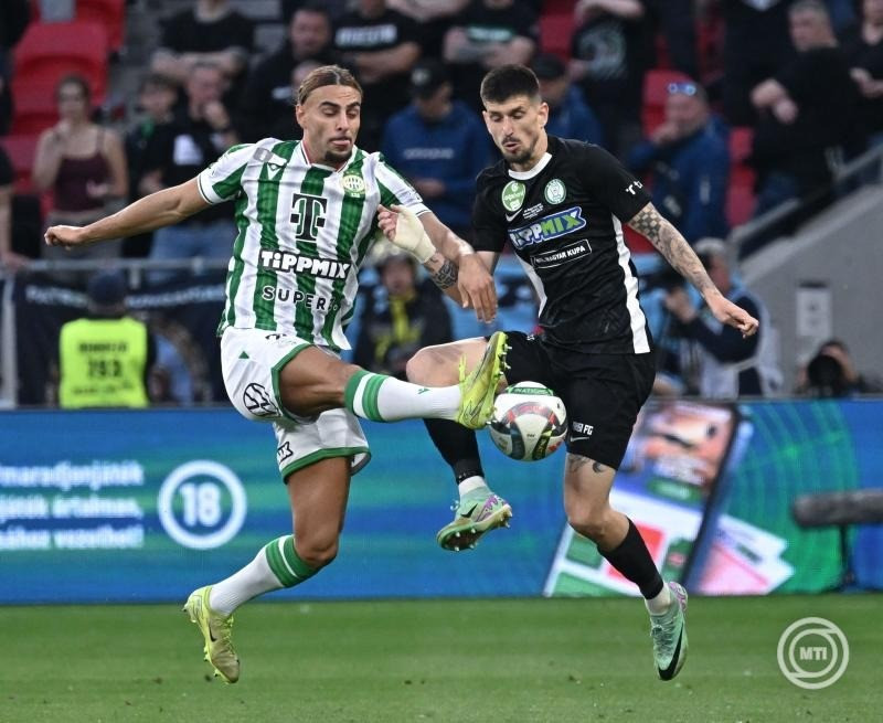 Cebrail Makreckis (b), a Ferencváros és Osváth Attila, a Paks játékosa a labdarúgó MOL Magyar Kupa döntőjében játszott FTC - Paksi FC mérkőzésen a Puskás Arénában 2025. május 14-én. MTI/Illyés Tibor