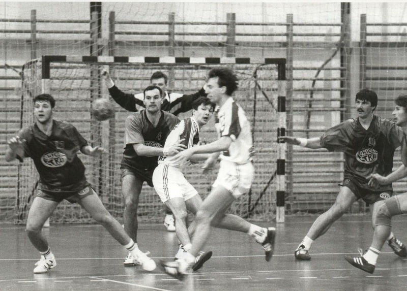 Fehér szerelésben a Veszprém - Török Lajossal és Sótonyi Lászlóval - 1995-ben az Ózd elleni bajnoki mérkőzésen - Fotó: MKSZ