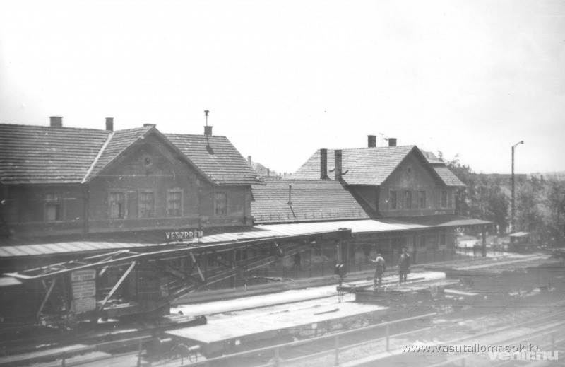 Vasútállomás és a sínpályák elbontás előtti időszakban. 