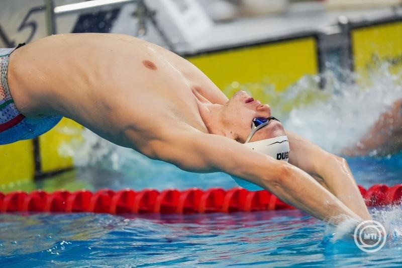 Kós Hubert a férfi 100 méteres hátúszás döntőjében az úszók 127. országos bajnokságán a kaposvári Csik Ferenc Versenyuszodában 2025. április 10-én. MTI/Derencsényi István