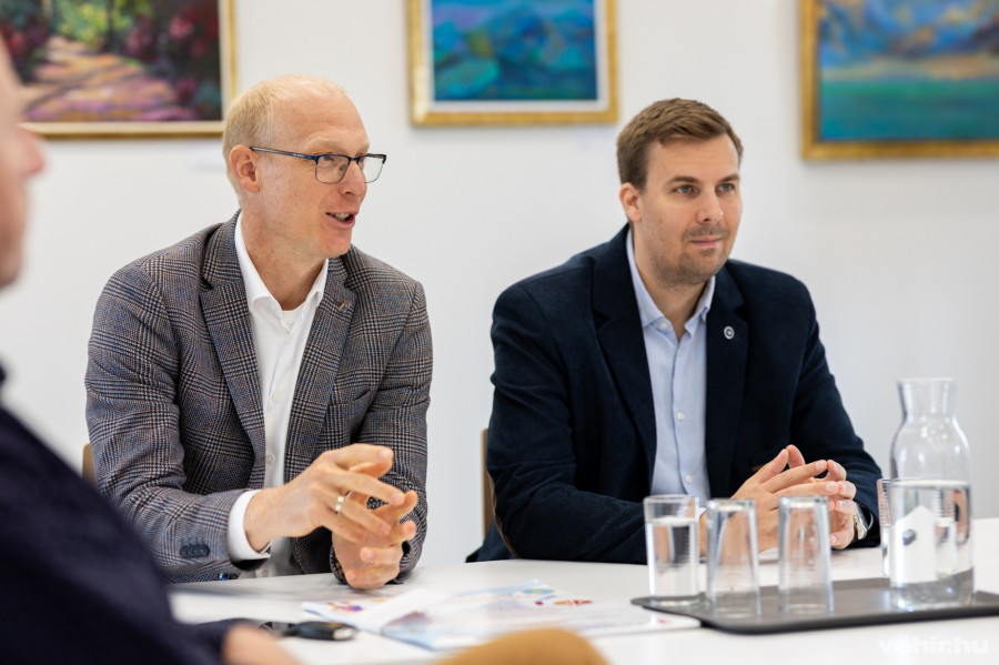 Kavalecz Gábor és Halmay Gábor, a Dózsaváros két képviselője a városrészi tanács ülésén