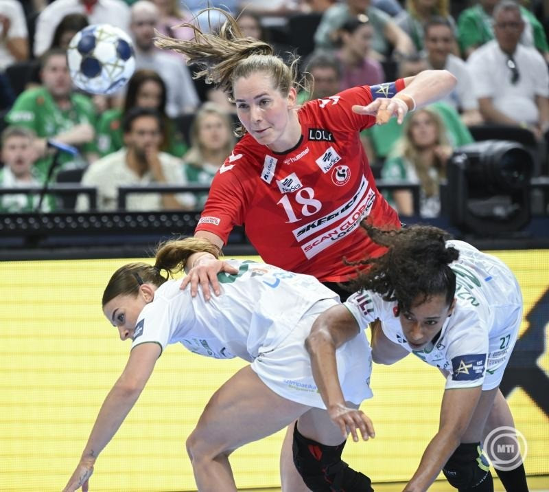 Budapest, 2025. május 31. Fodor Csenge Réka (b) és Estelle Nze Minko (j), a Győr játékosai és Mette Tranborg, a Team Esbjerg játékosa (k) a női kézilabda Bajnokok Ligája elődöntőjében játszott Győri Audi ETO KC - Team Esbjerg mérkőzésen az MVM Domeban 2025. május 31-én. MTI/Purger Tamás