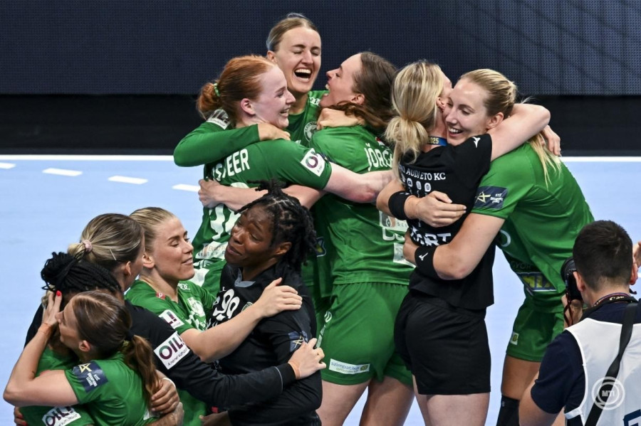 A Győr játékosai ünneplik győzelmüket a női kézilabda Bajnokok Ligája döntőjében játszott Győri Audi ETO KC - Odense HB mérkőzés után az MVM Dome-ban 2025. június 1-jén. A Győr megvédte címét és hetedszer nyerte meg a női kézilabda Bajnokok Ligáját, miután 29-27-re legyőzte a dán csapatot. MTI/Illyés Tibor