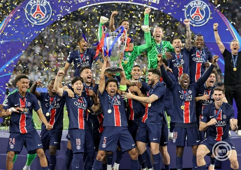 A PSG játékosai ünnepelnek a trófeával, miután 5-0-ra győztek a labdarúgó Bajnokok Ligája döntőjében a Paris Saint-Germain - Internazionale mérkőzésen a müncheni Allianz Arénában 2025. május 31-én. MTI/EPA/Ronald Wittek