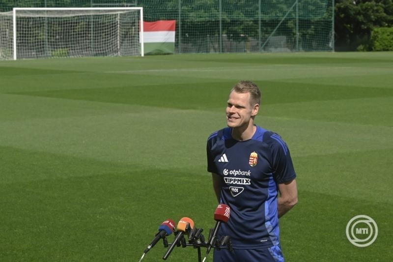 Dibusz Dénes kapus a magyar labdarúgó-válogatott doorstep-sajtótájékoztatóján az MLSZ Telki Edzőközpontjában 2025. június 3-án. A magyar csapat június 6-án Svédország válogatottját fogadja a Puskás Arénában, négy nappal később pedig Azerbajdzsán együttese ellen Bakuban lép pályára. MTI/Koszticsák Szilárd