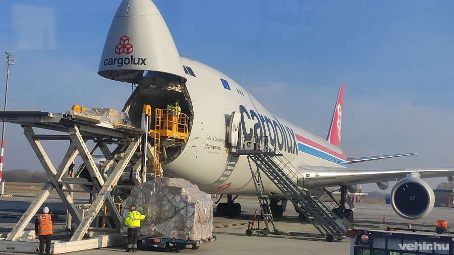 Egy cargo repülő kipakolása Ferihegyen