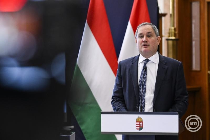  Nagy Márton nemzetgazdasági miniszter sajtótájékoztatót tart a Nemzetgazdasági Minisztériumban 2025. június 3-án. A kormány a múlt héten döntött egy új gyorsvasúti kapcsolat kiépítéséről a Liszt Ferenc Nemzetközi Repülőtér és a Nyugati pályaudvar között, továbbá egy új cargo repülőtér építéséről. Mindkét beruházás koncessziós formában valósulhat meg, előbbi 1 milliárd, utóbbi 0,4-1 milliárd euró értékben. MTI/Purger Tamás