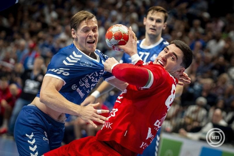 A veszprémi Ludovic Fabregas (j), valamint a szegedi Janus Dadi Smarason (b) és Magnus Abelvik Rod (b2) a férfi kézilabda NB I döntőjének második találkozóján játszott OTP Bank-Pick Szeged - One Veszprém HC mérkőzésen a szegedi Pick Arénában 2025. június 4-én. MTI/Ujvári Sándor