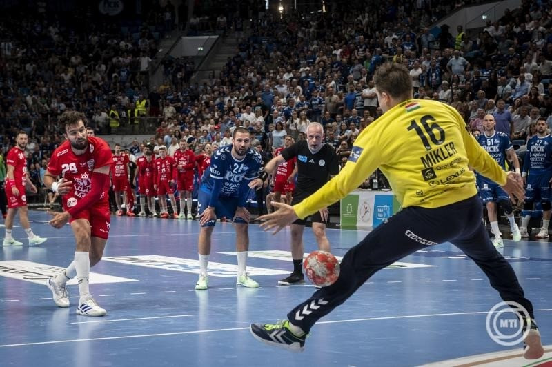 Mikler Roland szegedi kapus (háttal) a férfi kézilabda NB I döntőjének második találkozóján játszott OTP Bank-Pick Szeged - One Veszprém HC mérkőzésen a szegedi Pick Arénában 2025. június 4-én. Szemben a veszprémi Nedim Remili (b2) és a Mario Sostaric (k). MTI/Ujvári Sándor
