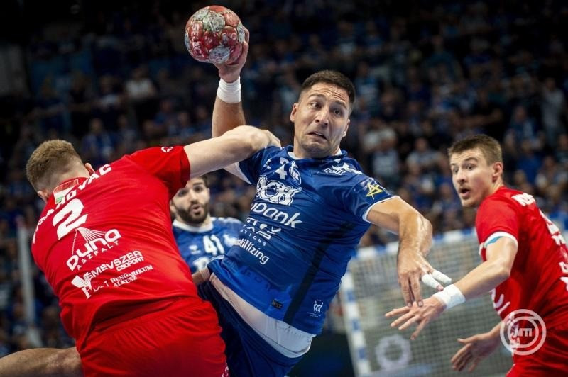 A szegedi Lazar Kukic (b2), valamint a veszprémi Nikola Grahovac (b) és Ludovic Fabregas (j) a férfi kézilabda NB I döntőjének második találkozóján játszott OTP Bank-Pick Szeged - One Veszprém HC mérkőzésen a szegedi Pick Arénában 2025. június 4-én. MTI/Ujvári Sándor