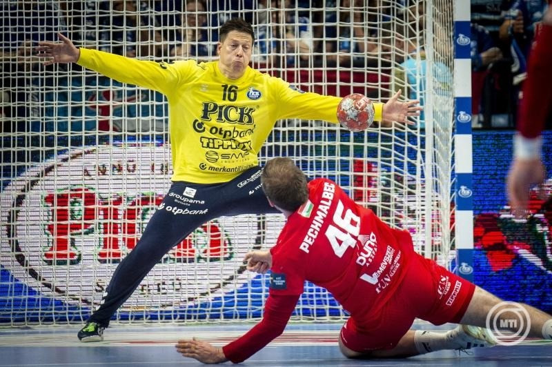 Mikler Roland szegedi kapus (b) és a veszprémi Dragan Jacques Pechmalbec a férfi kézilabda NB I döntőjének második találkozóján játszott OTP Bank-Pick Szeged - One Veszprém HC mérkőzésen a szegedi Pick Arénában 2025. június 4-én. MTI/Ujvári Sándor