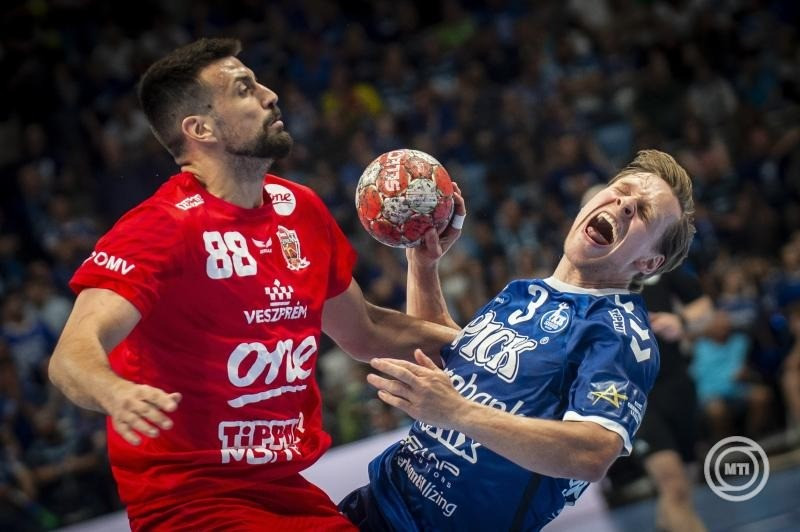 A szegedi Janus Dadi Smarason (j), valamint a veszprémi Agustín Casado Marcelo (b) a férfi kézilabda NB I döntőjének második találkozóján játszott OTP Bank-Pick Szeged - One Veszprém HC mérkőzésen a szegedi Pick Arénában 2025. június 4-én. MTI/Ujvári Sándor
