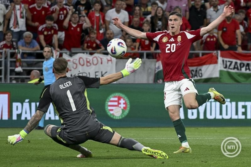 Sallai Roland (b) és Robin Olsen svéd kapus a Magyarország - Svédország barátságos labdarúgó-mérkőzésen a Puskás Arénában 2025. június 6-án. MTI/Illyés Tibor