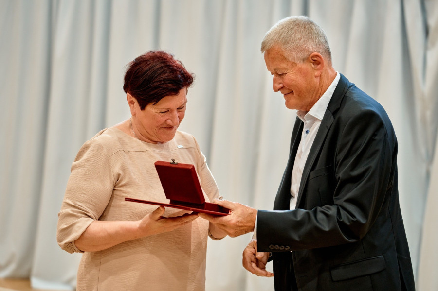 A dr. Borsi Lőrinc-emlékplakettet Iványiné Kovács Erzsébet vehette át Borsi Györgytől