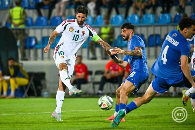 Szoboszlai Dominik (b) gólt lő az azeri Jalal Hüseynov mellett az Azerbajdzsán - Magyarország barátságos labdarúgó-mérkőzésen Bakuban, a Dalga Arenában 2025. június 10-én. MTI/Czeglédi Zsolt
