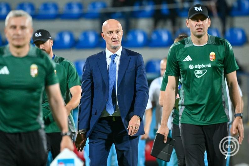 Marco Rossi szövetségi kapitány (k) és Szalai Ádám pályaedző (j) az Azerbajdzsán - Magyarország barátságos labdarúgó-mérkőzésen Bakuban, a Dalga Arenában 2025. június 10-én. MTI/Czeglédi Zsolt