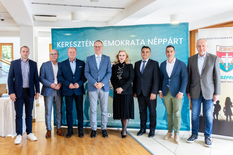 A képen: Hollik István, Porga Gyula, Simicskó István, Navracsics Tibor, Juhász Hajnalka, Latorczai Csaba, Ovádi Péter, Kontrát Károly