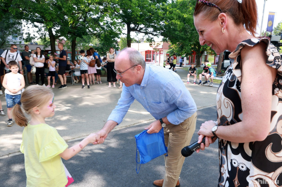 A rajzpályázat legjobbjait Porga Gyula polgármester köszöntötte