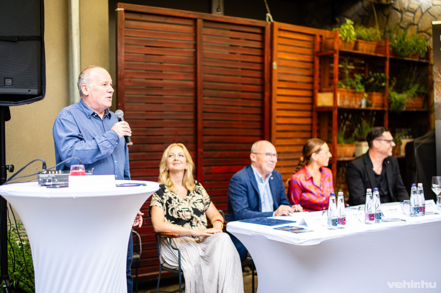 Mészáros Zoltán, Dr. Vetter Szilvia, Porga Gyula, Miklósa Erika és Zsandár Tamás