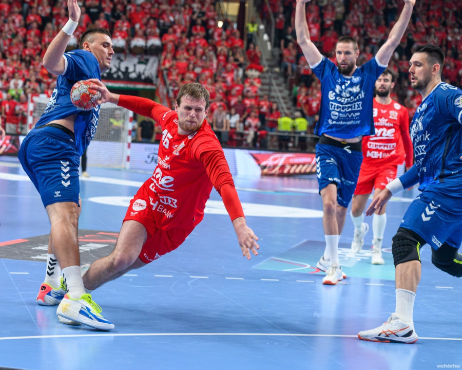 Dragan Pechmalbec (labdával) is bekerülhet a szezon álomcsapatába