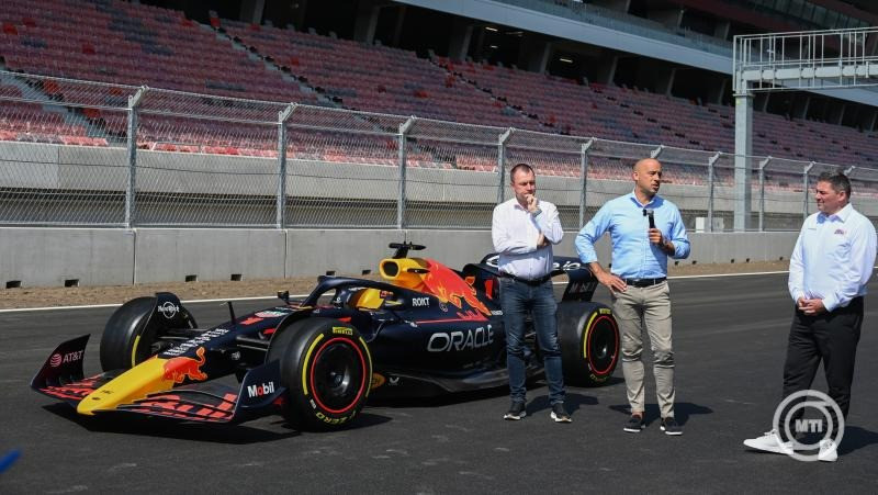 Schmidt Ádám sportért felelős államtitkár (k), Szujó Zoltán, a Magyar Nemzeti Autósport Szövetség elnöke (b) és Gyulay Zsolt, a Hungaroring Sport Zrt. elnök-vezérigazgatója (j) a Hungaroringen, a mogyoródi versenypálya felújított épületeit bemutató sajtótájékoztatón 2025. június 19-én. MTI/Máthé Zoltán