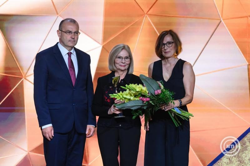 Makó Mari casting direktor (k) átveszi az életműdíjat Bóka István polgármestertől (b), mellette Kovács Ildikó, NFI stúdióigazgatója (j) a Magyar Filmakadémia és a Magyar Mozgókép Fesztivál díjátadó ünnepségén a Balatonfüred Kongresszusi Központban 2025. június 20-án. MTI/Vasvári Tamás