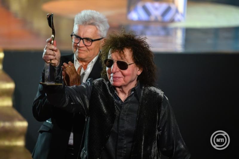  Demjén Ferenc Kossuth-díjas dalszövegíró-énekes (j) átveszi az életműdíjat Márta István zeneszerzőtől a Magyar Filmakadémia és a Magyar Mozgókép Fesztivál díjátadó ünnepségén a Balatonfüred Kongresszusi Központban 2025. június 20-án. MTI/Vasvári Tamás