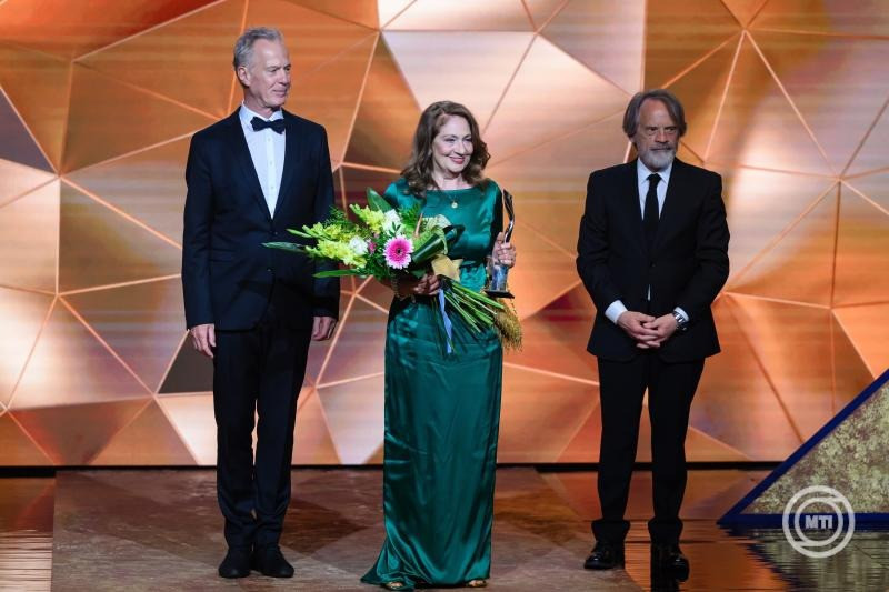 Bordán Irén Jászai Mari-díjas színművésznő (k) átveszi az életműdíjat Hirtling István színművésztől (b) és Novák Emiltől, a Magyar Filmakadémia elnökétől (j) a Magyar Filmakadémia és a Magyar Mozgókép Fesztivál díjátadó ünnepségén a Balatonfüred Kongresszusi Központban 2025. június 20-án. MTI/Vasvári Tamás