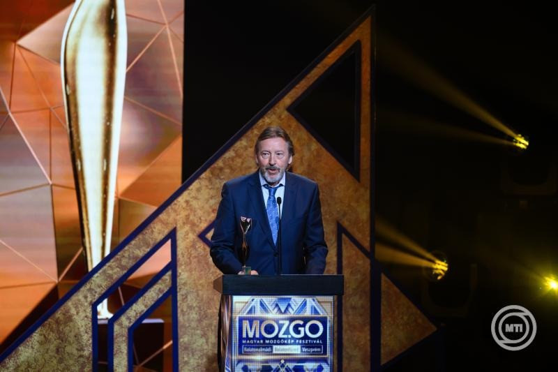 Gálffi László Kossuth- és Jászai Mari-díjas színművész, miután átvette az életműdíjat a Magyar Filmakadémia és a Magyar Mozgókép Fesztivál díjátadó ünnepségén a Balatonfüred Kongresszusi Központban 2025. június 20-án. MTI/Vasvári Tamás