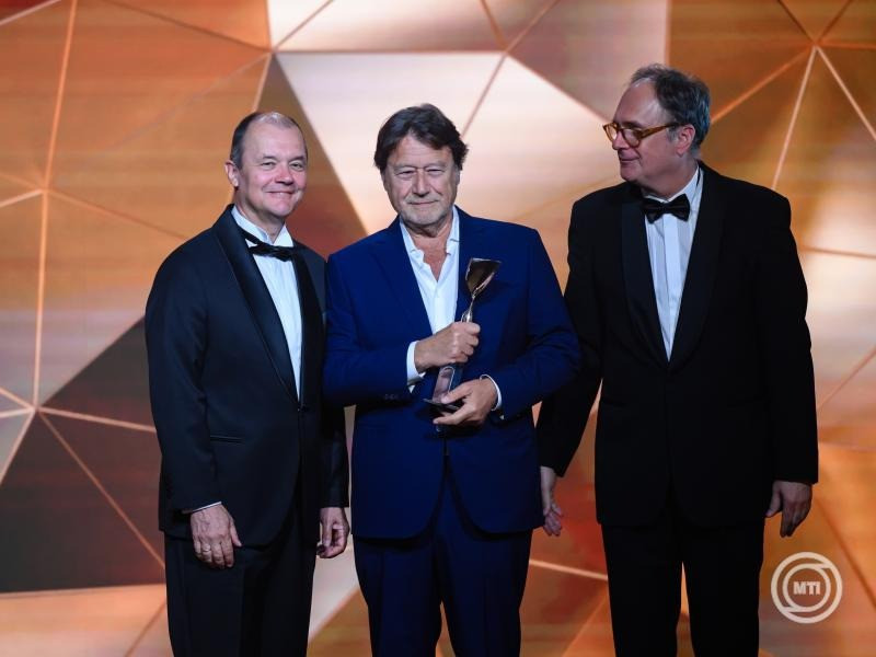 Robert Lantos kanadai magyar filmproducer (k) átveszi az életműdíjat Pál Ákostól, az NFI vezérigazgatójától (b) és Káel Csabától, a mozgóképipar fejlesztéséért felelős kormánybiztostól (j) a Magyar Filmakadémia és a Magyar Mozgókép Fesztivál díjátadó ünnepségén a Balatonfüred Kongresszusi Központban 2025. június 20-án. MTI/Vasvári Tamás