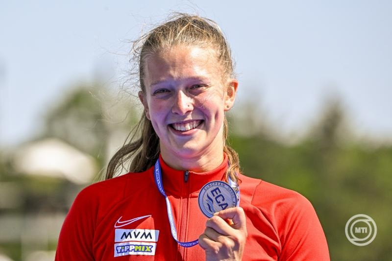 Az első helyezett Csorba Zsófia a kajak-kenu Európa-bajnokság női kenu egyes 5000 méteres számának eredményhirdetésen a csehországi Racicében 2025. június 22-én. MTI/Szigetváry Zsolt