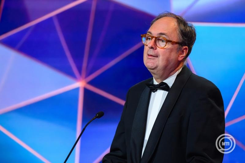 Káel Csaba, a magyar nemzeti mozgóképipar fejlesztéséért felelős kormánybiztos beszédet mond a MOZ.GO - Magyar Mozgókép Fesztivál díjátadó gáláján a Balatonfüred Kongresszusi Központban