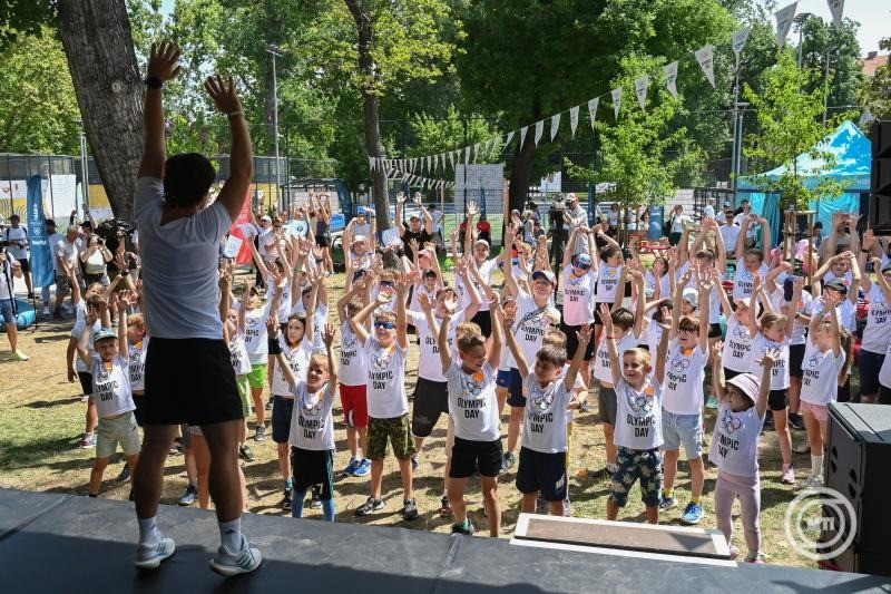 Kékesi Márton alpesi síző bemelegítést tart a résztvevőknek a Magyar Olimpiai Bizottság (MOB) Mozdulj velünk! jelszóval meghirdetett egész napos közösségi sporteseményén a Városligetben 2025. június 23-án. MTI/Máthé Zoltán