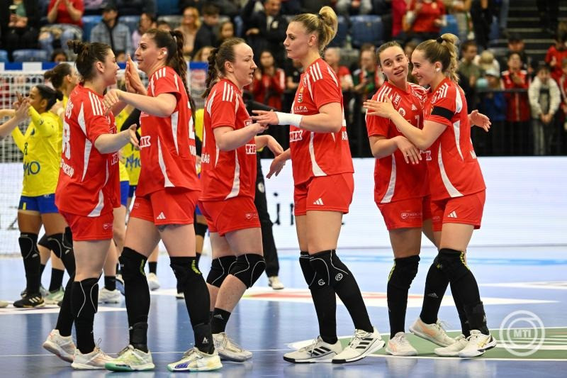 A magyar válogatott tagjai örülnek a győzelemnek a Magyarország - Brazília barátságos női kézilabda-mérkőzés végén a Tatabányai Multifunkciós Csarnokban 2025. április 10-én. Magyarország-Brazília 31-27. MTI/Illyés Tibor