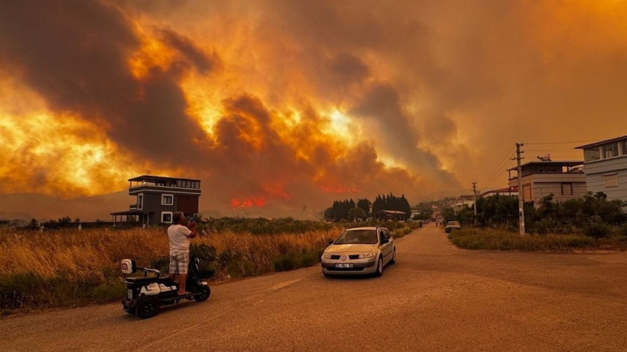 Erdőtűz tört ki Izmir Seferihisar kerületében, Törökországban. Fotó: Lokman Ilhan Forrás: Anadolu/AFP