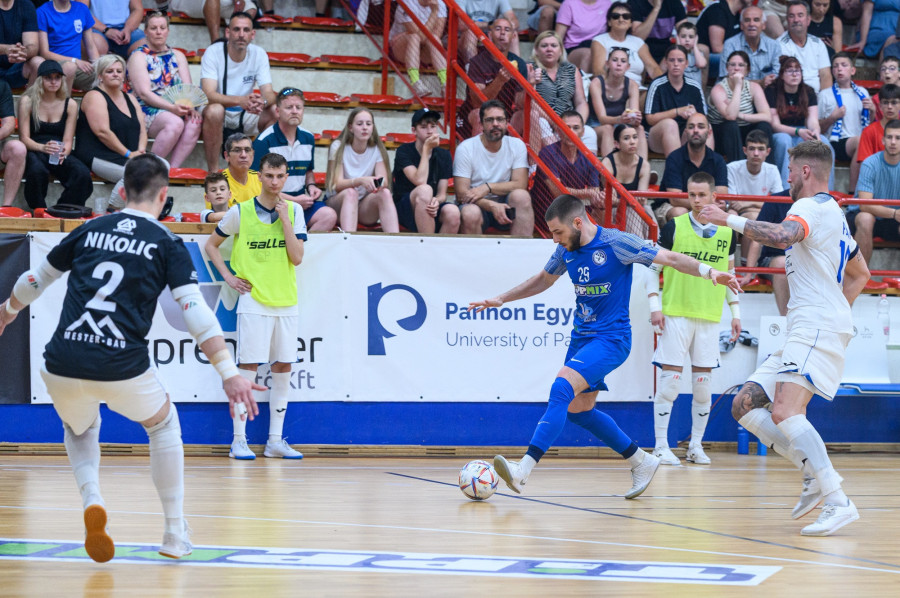 Lipl Noel (kékben) boldog, hogy jövőre is a Veszprémet erősítheti (archív fénykép)