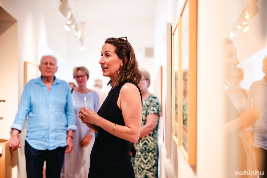 Szabó Noémi (a háttérben Vass László műgyűjtő)