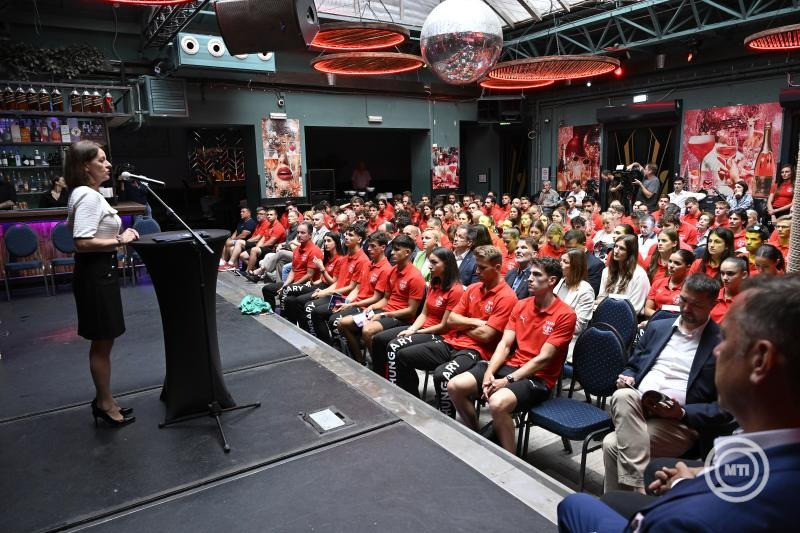 ósánné Rácz Annamária a Kulturális és Innovációs Minisztérium (KIM) felsőoktatásért és felnőttképzésért felelős helyettes államtitkára beszédet mond a németországi Rajna-Ruhr régióban július 16. és 27. között sorra kerülő 32. nyári Egyetemi Világjátékokon részt vevő magyar sportolók fogadalomtételén a fővárosi Ötkert Clubban 2025. július 8-án. MTI/Lakatos Péter