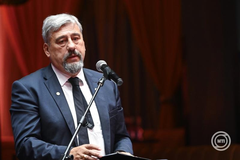 Mocsai Lajos, a Magyar Egyetemi-Főiskolai Sportszövetség (MEFS) elnöke beszédet mond a németországi Rajna-Ruhr régióban július 16. és 27. között sorra kerülő 32. nyári Egyetemi Világjátékokon részt vevő magyar sportolók fogadalomtételén a fővárosi Ötkert Clubban 2025. július 8-án. MTI/Lakatos Péter