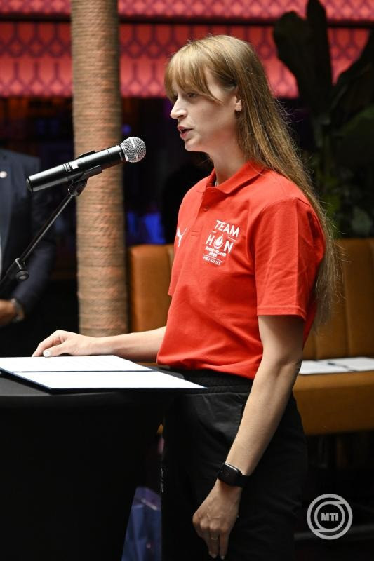 Mátó Sára, a 2023-as csengtui egyetemi játékokon bronzérmes gátfutó az eskü szövegét mondja a németországi Rajna-Ruhr régióban július 16. és 27. között sorra kerülő 32. nyári Egyetemi Világjátékokon részt vevő magyar sportolók fogadalomtételén a fővárosi Ötkert Clubban 2025. július 8-án. MTI/Lakatos Péter