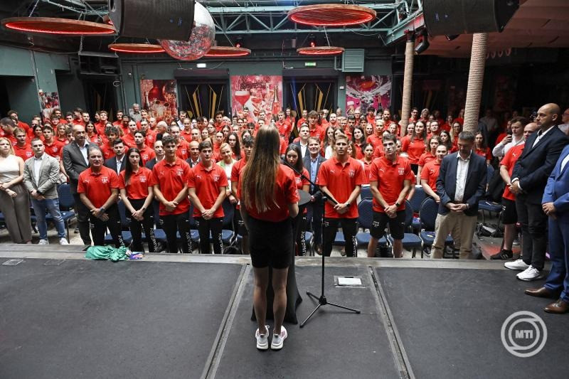 Résztvevők az eskü szövegét mondják a németországi Rajna-Ruhr régióban július 16. és 27. között sorra kerülő 32. nyári Egyetemi Világjátékokon részt vevő magyar sportolók fogadalomtételén a fővárosi Ötkert Clubban 2025. július 8-án. MTI/Lakatos Péter