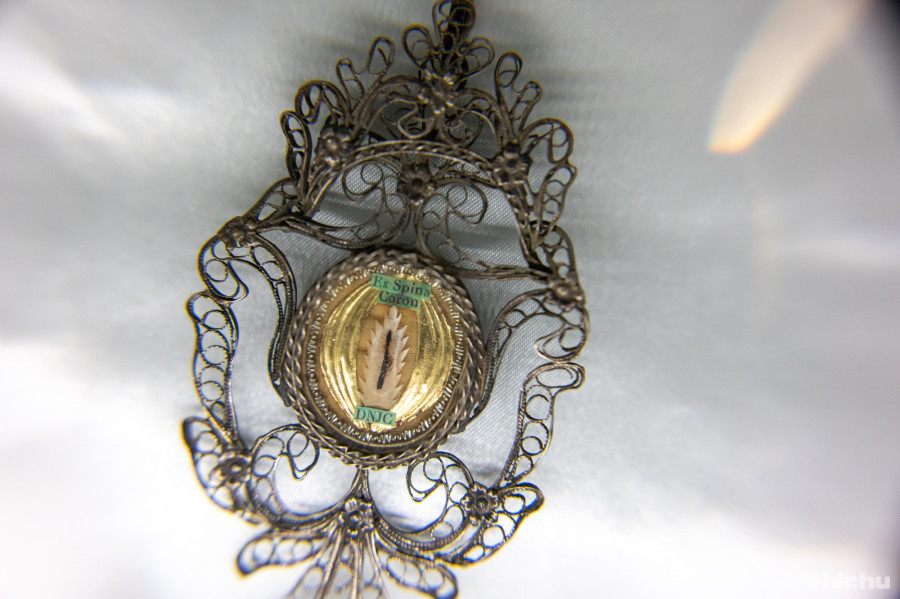 Krisztus töviskoronájának egyik darabja, amit szintén bemutatnak a kiállításon