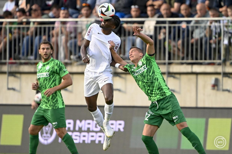 Windecker József, a Paks (j) és Béni Nkololo, a CFR Cluj (k) játékosa a labdarúgó Európa-liga selejtezőjének első fordulójában játszott Paksi FC - CFR Cluj mérkőzésen Pakson, a Fehérvári úti stadionban 2025. július 10-én. MTI/Szigetváry Zsolt