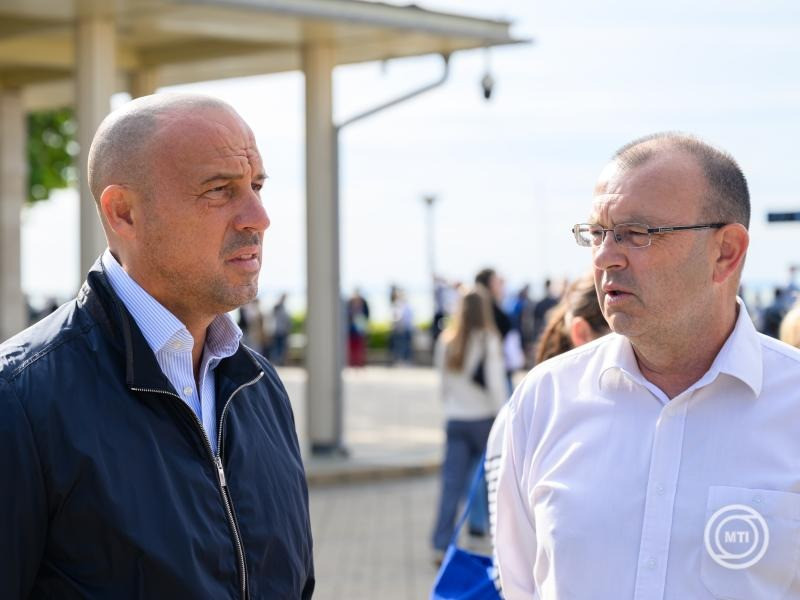 Schmidt Ádám, a Honvédelmi Minisztérium sportért felelős államtitkára (b) és Bóka István (Fidesz-KDNP) polgármester az 57. Kékszalag Raiffeisen Nagydíj tókerülő vitorlásverseny rajtja előtt Balatonfüreden 2025. július 10-én. MTI/Vasvári Tamás